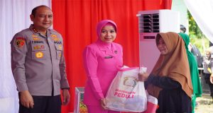 Polda Kalbar Bagikan Paket Sembako Kepada 9.035 Orang, Bedah rumah Sebanyak 5 unit, Bakti Religi di 128 Rumah Ibadah dan Pembangunan Fasilitas Air Bersih di 8 lokasi