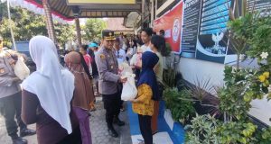 Peringati Hari Bhayangkara Ke – 78 Polsek Kawasan Pelabuhan Gilimanuk Bagikan Sembako Kepada Warga