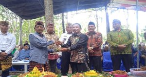 Ketua Adat serahkan mandat ke Kepala Desa Tamansari, dalam Peringatan 1 Tahun Tanah Tanjung Kemala kembali ke Rakyat