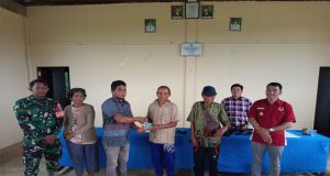 Wujud Peran Aktif, Babinsa 1209-06/Ledo Dampingi Penyaluran BLT Dana Desa