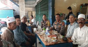 Cooling System Jelang Pilkada, Kasat Binmas Polres Ketapang Ngopi Bareng Jamaah Subuh Keliling