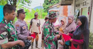 Sambut (HUT RI) Ke-79, Koramil 1202-03/Singkawang Tengah Bagikan Bendera Merah Putih Kepada Masyarakat