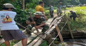 Babinsa Bersama Masyarakat Turun Langsung Perbaiki Jembatan Yang Rusak di Sungai Kasian