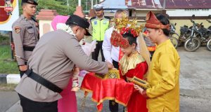 Polres Belitung Timur Menggelar Tradisi Pedang Pora Penyambutan Dan Pelepasan Kapolres Belitung Timur
