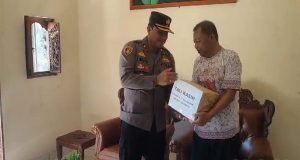 Kepedulian Kapolsek Kawasan Pelabuhan Gilimanuk, Kunjungi Warga Yang Mengalami Diabetes dan Diberikan Tali Kasih