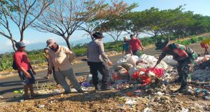 TNI dan Polri bersama Pemerintahan Desa Hu,u Bersinergi Gelar Kegiatan Karya Bakti Sosial