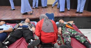 Partisipasi Satbrimob Polda Kalbar Dikegiatan Bakti Sosial Kesehatan Donor Darah TNI AU