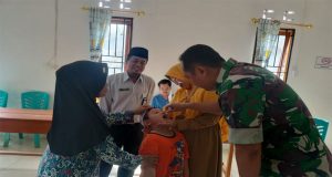 Sukseskan Sub PIN Polio, Babinsa Koramil 04/Kembayan Berperan Aktif Dalam Pendampingan Imunisasi