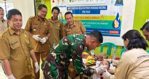 Pekan Imunisasi Nasional (PIN) Babinsa Kodim 1209-02/Sanggau Ledo Dampingi Petugas Kesehatan.