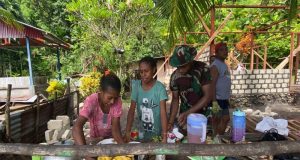 Anggota Satgas TMMD Ke-121 Kodim 1709/Yawa, Bantu Mama-Mama Memasak