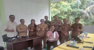 Babinsa Kodim 1209-07/Jgb Dampingi Pemberian Pin Imunisasi Polio