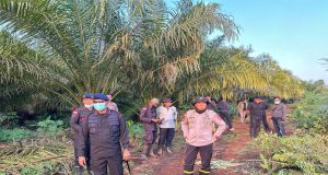 Waspada Karhutlah : Himbauan Personil Ditsamapta Polda Kalbar Kepada Warga Masyarakat Rasau Jaya