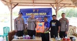 Kapolres Belitung Timur Bagikan Life Jacket Kepada Nelayan Pesisir Tanjung Batu Itam