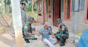 Satgas TMMD Ke 121 Kodim 0424/Tanggamus Memberikan Pelayanan Kesehatan Gratis