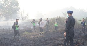 Respon Cepat Dan Sigap Dansatbrimob Polda Kalbar Turun Langsung Padamkan Api di Lokasi Karhutla