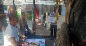 Sambangi Warga Yang Sakit, Kapolsek Kawasan Pelabuhan Gilimanuk Berikan Oleh-Oleh Sembako