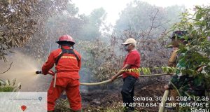 Berjibaku Memadamkan Karhutla di Wilayah Kelurahan Sedau