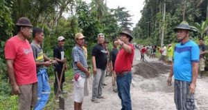 Polsek Lirung Bersama Warga Tutup Lubang Jalan Rusak Untuk Keamanan dan Kelancaran Lalulintas