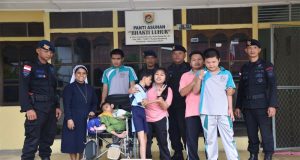 Jum’at Berkah Satbrimob Polda Kalbar Hadirkan Kebahagiaan Kepada Mereka Yang Membutuhkan