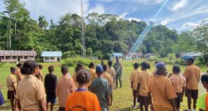 Satgas TMMD Kodim 1709/Yawa Latih PBB Di SMPN Perea