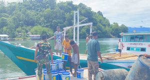 Dukung Satgas TMMD Kodim 1709/Yawa Warga Perea Bantu Angkut Material Pembangunan