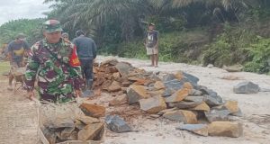 Kedekatan Babinsa Kodim 1209-07/Jgb Bersama Masyarakat, Dalam Karya Bakti Perbaikan Jalan Desa