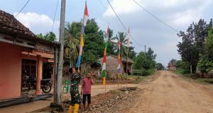 Sambut HUT RI ke 79, Satgas TMMD ke 121 Kodim 0424/Tanggamus Ajak Warga Pasang Bendera Merah Putih