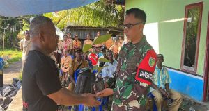 DANSATGAS TMMD Kodim 1709/Yawa Beri Bantuan Bibit Pohon Kepada Warga Perea