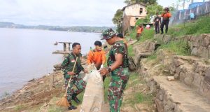 Jelang HUT RI yang ke 79, Kodim 1204/Sanggau laksanakan Pembersihan di Halaman Keraton Suryanegara