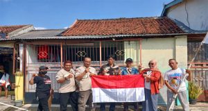 Jajaran Pengurus Dan Anggota DPC GWI Pesawaran Membagikan Bendera Merah Putih Di Desa Sukajaya Lempasing