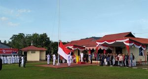 Upacara Peringatan HUT Republik Indonesia Ke-79 Tahun 2024 Tingkat Kecamatan Singkawang Selatan, Camat Singkawang Selatan Apriyanto, S.Sos Bertindak Sebagai Inspektur Upacara