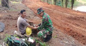 Tim Keslap Satgas TMMD Ke-121 Kodim 0424/Tanggamus Berikan Pertolongan Pertama Pada Warga Yang Terluka