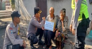 Peduli Kasih: Kapolsek Gilimanuk Berikan Bantuan Sembako kepada Warga Lansia di Lingkungan Samiana