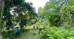 Satgas TMMD Kodim 1709/Yawa Bersama Warga Bersihkan Lingkungan