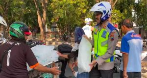 Lihat Pengendara Terjatuh, Kapolres Demak Sigap Menolong