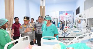 Kapolda Sulteng Jenguk Korban di Rumkit Bhayangkara, Prihatin Unjuk Rasa Menolak Revisi UU Pilkada Ricuh