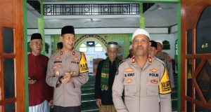 Kapolres Yapen Memberikan Pesan Kamtibmas Dan Membagikan 400 Box Paket Jumat Berkah Di Masjid Muhajirin Serui