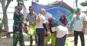 Babinsa Sedau Laksanakan Bakti Sosial Pembersihan Pantai