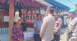 Wujudkan Kepedulian Terhadap Lansia dan Warga Sakit, Kapolsek Gilimanuk Dampingi Kapolres Jembrana Berikan Bantuan di Lingkungan Arum Gilimanuk