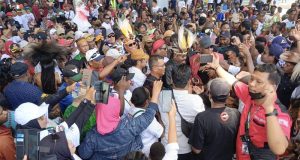 Ratusan Masyarakat Padati Bandar Udara Douw Aturure Demi Penjemputan Calon Bupati dan Wakil Bupati Nabire