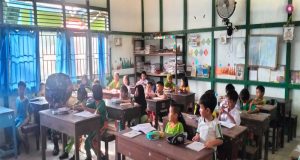 Peduli Pendidikan Anak, Babinsa Koramil 21/Entikong Mengajar Materi Sikap Dan Akhlak Siswa Sekolah Dasar