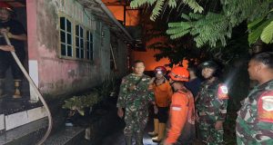 Si jago Merah Melalap Rumah Warga, Dengan Sigap Babinsa Koramil 1204-01/Kapuas Membantu Warga Padamkan Api