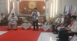 Ribuan Masa Pendukung Pasangan Hengki Kurniawan Dan Ade Sudrajat Kawal Pendaptaran di Kantor (KPUD)