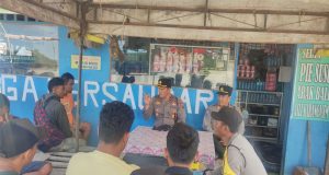 Menjelang IAF, Kapolsek Gilimanuk Gelar “Jumat Curhat” dengan Sopir Kontainer di Terminal Cargo Gilimanuk