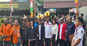 Ribuan Massa Pendukung Mengantar Natalis Tabuni dan Titus Natkime mendaftar Di KPU Provinsi Papua Tengah