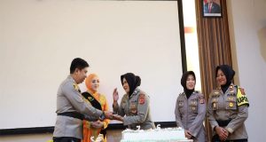 Syukuran HUT Polwan, Ibu Asuh Polwan Polres Sukabumi Berikan Kue Ulang Tahun