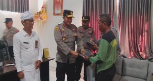 Wujudkan Kepedulian Terhadap Linmas, Kapolsek Kawasan Pelabuhan Gilimanuk Berikan Bantuan Topi Kepada Anggota Linmas Kelurahan Gilimanuk