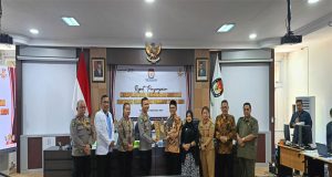 Rumah Sakit Bhayangkara Polda Kalbar Serahkan Hasil Pemeriksaan Kesehatan Paslon Pilkada 2024