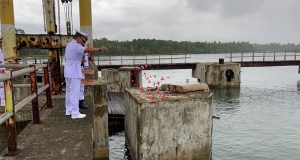 Lanal Nabire Melaksanakan Upacara Tabur Bunga Di Laut Memperingati HUT TNI AL Ke-79
