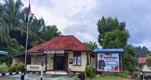 Polsek Meranti Ajak Warga Ciptakan Pemilu Damai Lewat Pemasangan Banner Operasi Mantap Praja Kapuas 2024